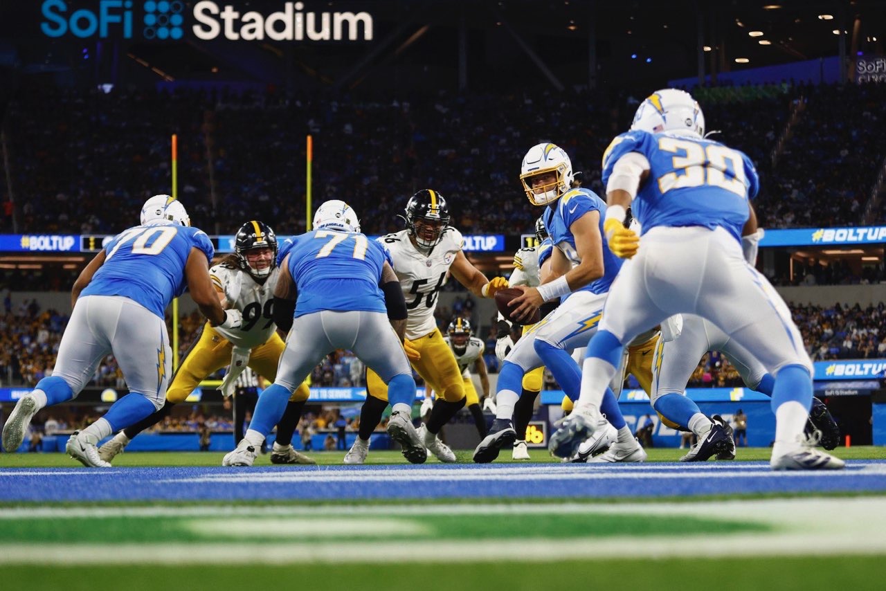 Herbert throws for 382 yards, Chargers hold off Steelers